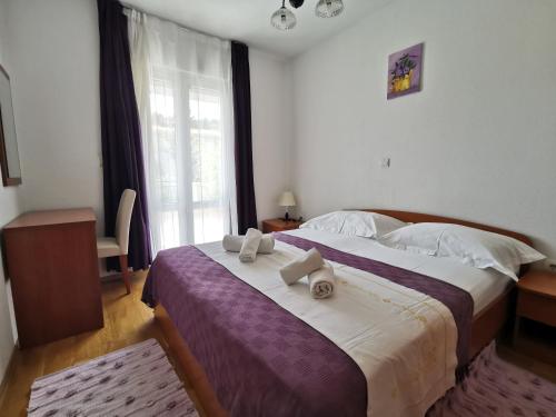 - une chambre avec un grand lit et des serviettes dans l'établissement Apartments and rooms with parking space Makarska - 18106, à Makarska