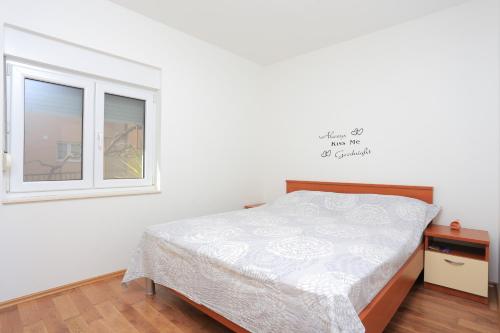 Apartments with parking space Trogir - 18116