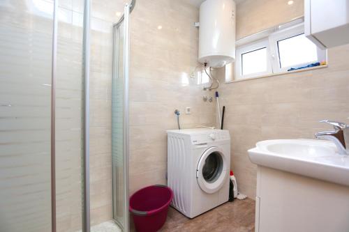 Apartments with parking space Trogir - 18116