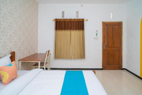 Postel nebo postele na pokoji v ubytování Sans Hotel Queen Batu
