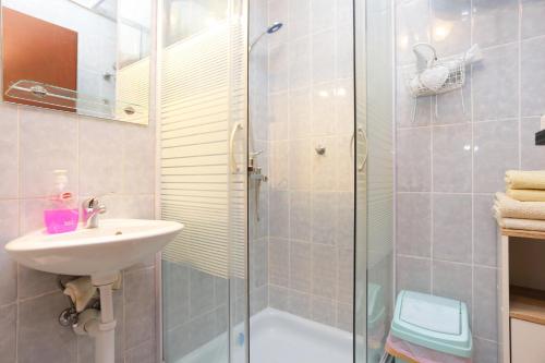 y baño con ducha, lavabo y aseo. en Apartments by the sea Kastel Novi, Kastela - 18118, en Kaštela