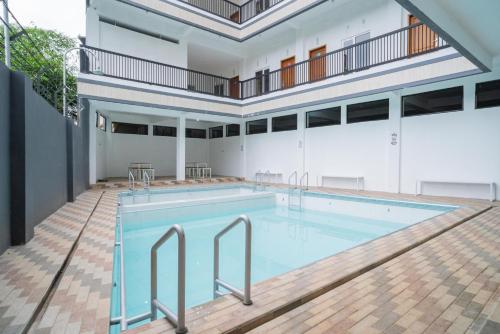 Bazén v ubytování Sans Hotel Queen Batu nebo v jeho okolí