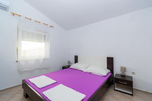 Posteľ alebo postele v izbe v ubytovaní Apartments with a parking space Vir - 18131