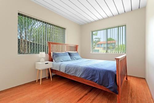 Un pat sau paturi într-o cameră la Poseidons Hideaway by Experience Jervis Bay