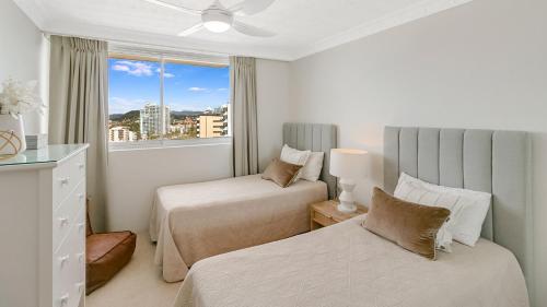 1 Schlafzimmer mit 2 Betten und einem Fenster in der Unterkunft Rainbow Place Unit 43 in Gold Coast