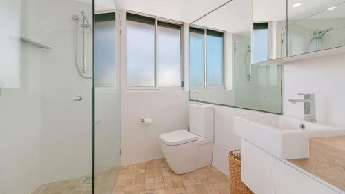 ein weißes Bad mit einem WC und einem Waschbecken in der Unterkunft Rainbow Place Unit 43 in Gold Coast