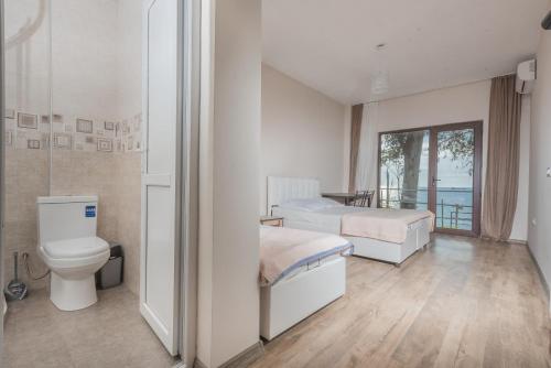 Habitación hospitalaria con 2 camas y aseo en Villa Lile, en Batumi