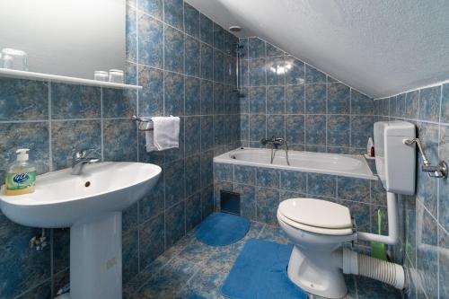 O baie la Apartments with parking space Slunj, Plitvice - 18152