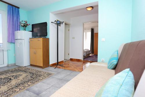 Apartments with parking space Makarska - 18145