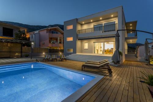 Fotografia z galérie ubytovania Family friendly apartments with a swimming pool Kastel Kambelovac, Kastela - 18117 v destinácii Kaštela
