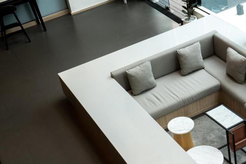 Гостиная зона в Aster Hotel and Residence by At Mind
