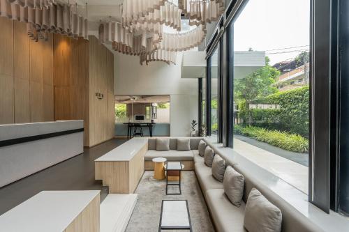 Гостиная зона в Aster Hotel and Residence by At Mind