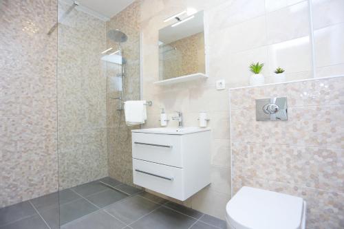 Kúpeľňa v ubytovaní Family friendly apartments with a swimming pool Zivogosce - Porat, Makarska - 18150
