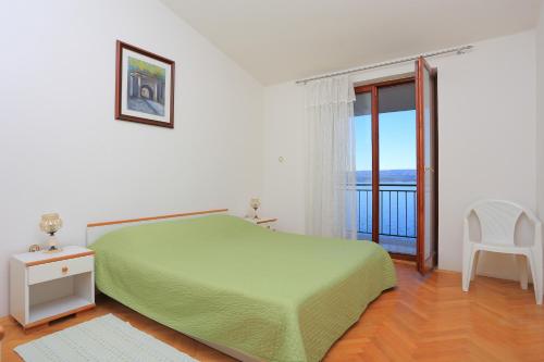 Posteľ alebo postele v izbe v ubytovaní Apartments by the sea Mimice, Omis - 18148