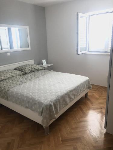 Apartments with parking space Makarska - 18170