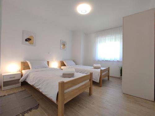 Posteľ alebo postele v izbe v ubytovaní Apartments with parking spaces Rijeka - 18146