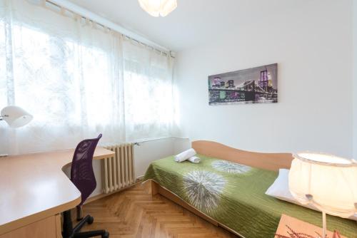 Postel nebo postele na pokoji v ubytování Apartments with WiFi Split - 18120