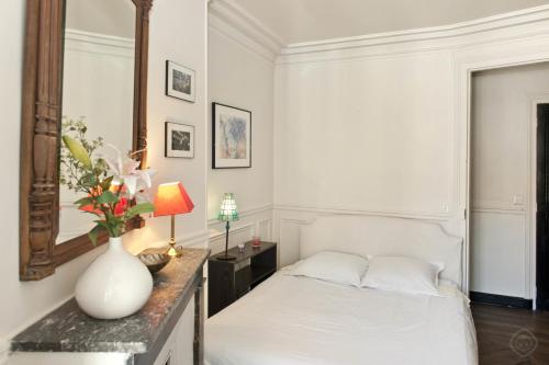 سرير أو أسرّة في غرفة في Classy St. Germain Apartment