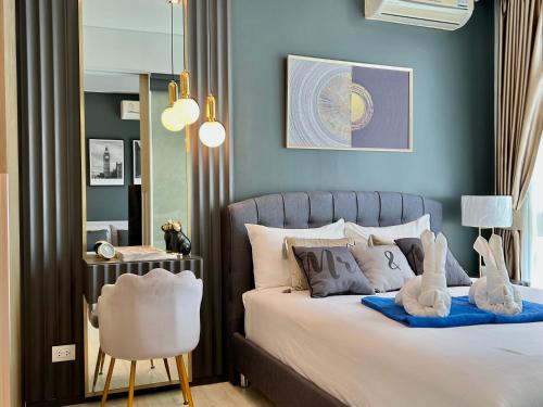 Кровать или кровати в номере Pattaya Holiday at Veranda Residence Pattaya