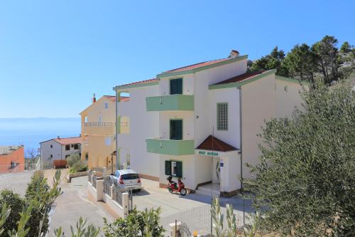 Apartments with parking spaces Makarska - 18213