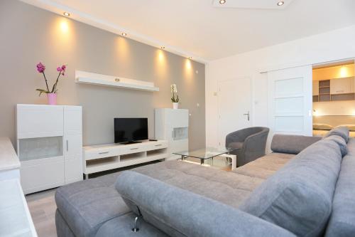 Apartments with parking space Makarska - 18213