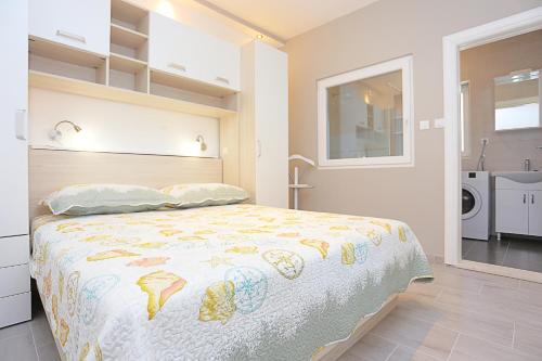 Apartments with parking space Makarska - 18213