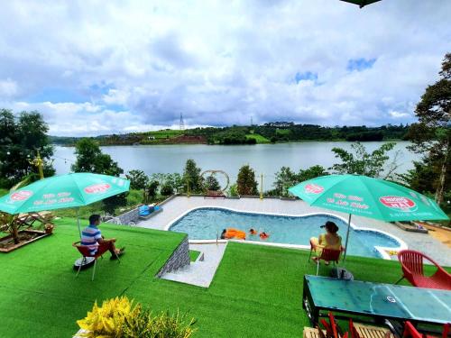 Pemandangan kolam renang di BobbyFarm atau di dekatnya