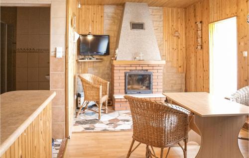 un soggiorno con camino e TV di Awesome Apartment In Kopalino With Kitchenette a Kopalino