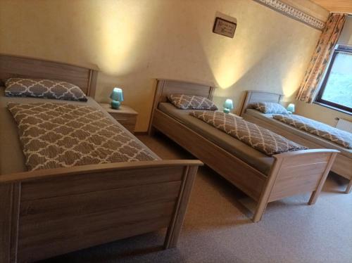 a bedroom with two beds and a window at BmB Kirchwalsede Monteurzimmer / Unterkunft in Kirchwalsede