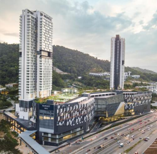 een stad met hoge gebouwen en een snelweg met auto's bij Studio at The Ridge KL East W in Kuala Lumpur