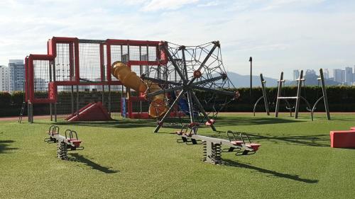 een speeltuin met een achtbaan in een park bij Studio at The Ridge KL East W in Kuala Lumpur