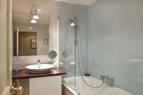 une salle de bain avec un lavabo, une douche et une baignoire dans l'établissement Chic Saint Germain Apartment, à Paris