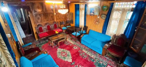 Posezení v ubytování New Silver Jubilee Heritage Group Of Houseboats