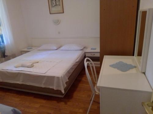 Ліжко або ліжка в номері Apartments by the sea Ivan Dolac, Hvar - 18269