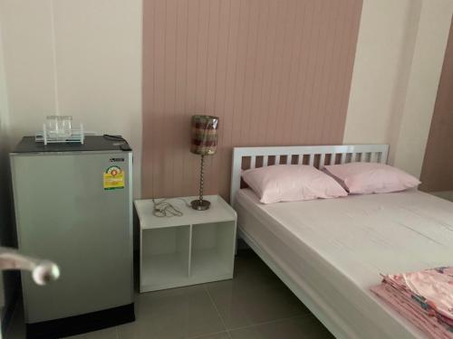 Postel nebo postele na pokoji v ubytování Firstbuild Apartment (เฟิร์สบิวท์อพาร์ทเม้น)