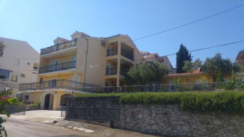 Fotografia z galérie ubytovania Apartments by the sea Slatine, Ciovo - 18311 v Slatine
