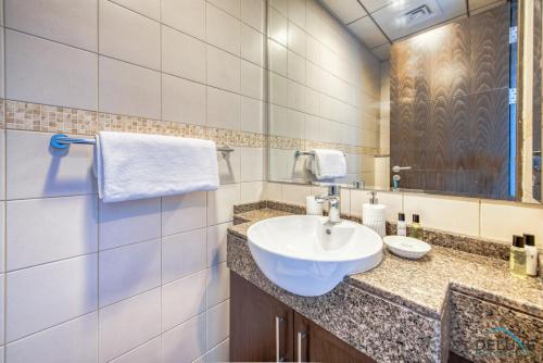 Koupelna v ubytování Pristine 1BR in Bay Central Dubai Marina by Deluxe Holiday Homes