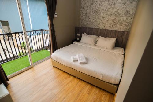 Una cama o camas en una habitación de Amoris Grand Event Space