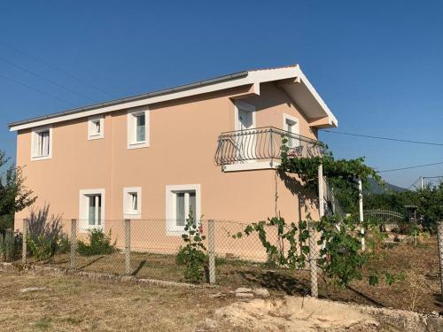 Casa rosa con balcón y valla en Apartments with a parking space Katuni, Zagora - 18344, en Šestanovac