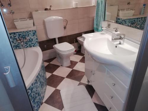 y baño con aseo, lavabo y bañera. en Rooms with WiFi Rijeka - 18278 en Rijeka