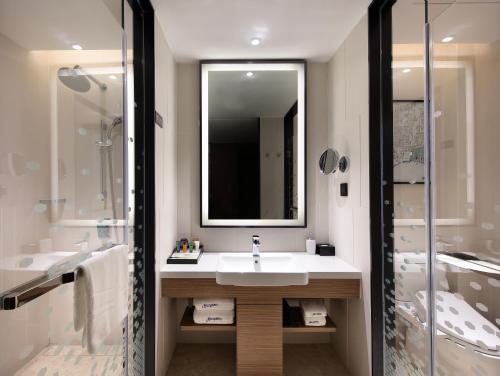 Hampton by Hilton Guangzhou Tianhe Sports Center-Free Shuttle Bus to Exhibition During Canton Fair Periodにあるバスルーム