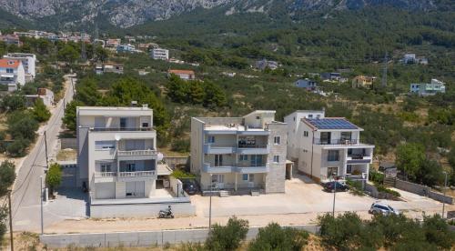 Apartments with parking space Makarska - 18337