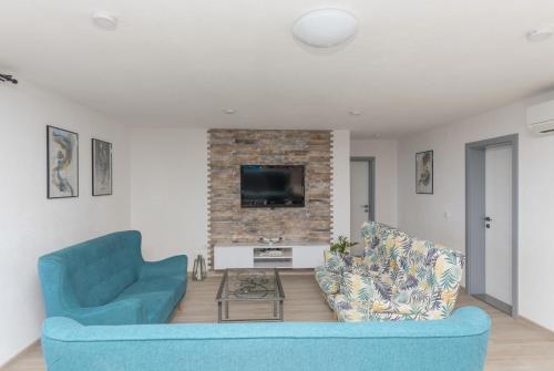 Apartments with parking space Makarska - 18337
