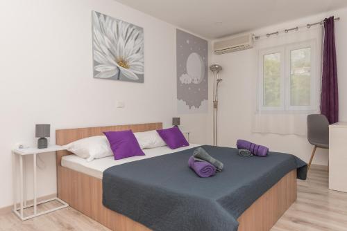 Apartments with parking space Makarska - 18337