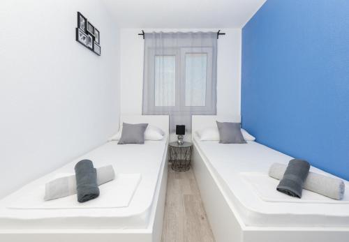 Apartments with parking space Makarska - 18337