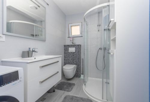 Apartments with parking space Makarska - 18337