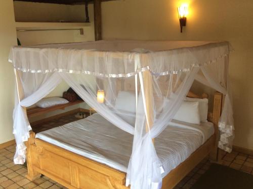 Tempat tidur dalam kamar di Rift Valley Game Lodge Rubirizi