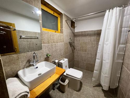 y baño con lavabo y aseo. en Hotel Camp de Base, en Namche