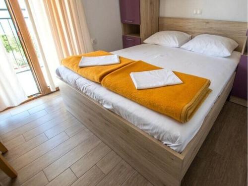 sypialnia z dużym łóżkiem z dwoma ręcznikami w obiekcie Apartment Zrinka in Starigrad Paklenica with terrace and seaview-ex TUI w mieście Starigrad-Paklenica