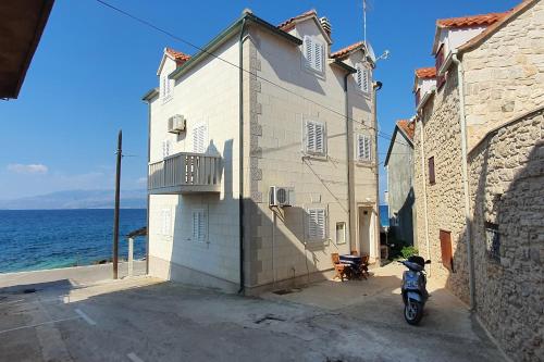 Fotografia z galérie ubytovania Apartments by the sea Sutivan, Brac - 18299 v Sutivane